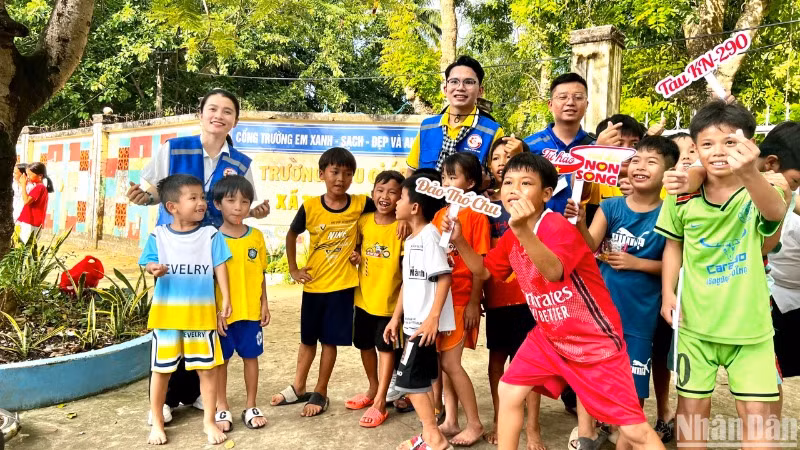 Tuổi trẻ Thành phố Hồ Chí Minh vui chơi cùng các em thiếu nhi trên đảo Thổ Chu.