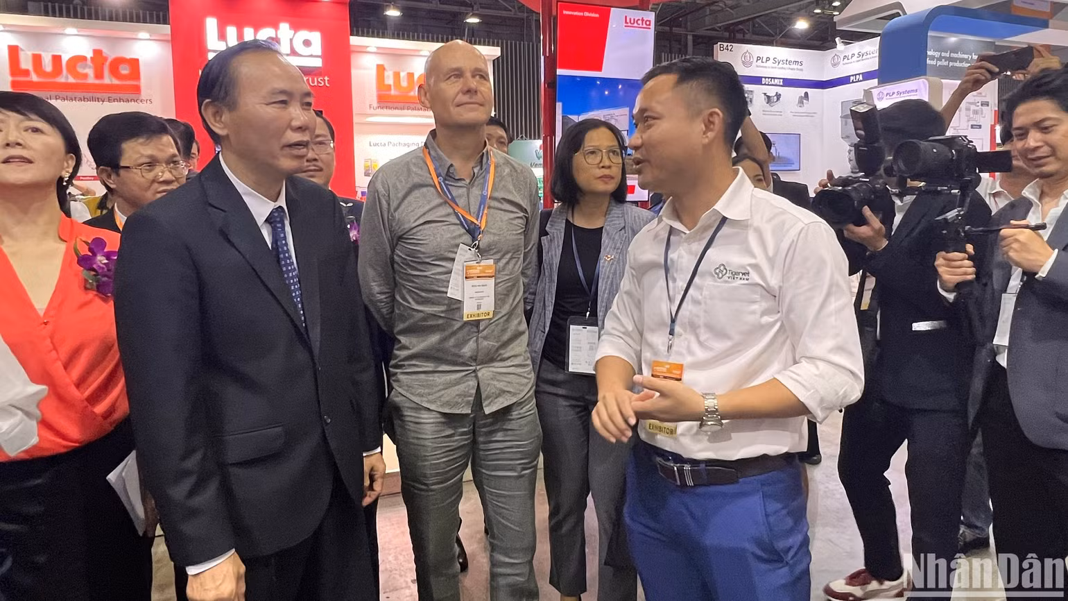 Lãnh đạo Bộ Nông nghiệp và Phát triển Nông thôn tham quan các gian hàng triển lãm Lãnh đạo Bộ Nông nghiệp và Phát triển Nông thôn tham quan các gian hàng triển lãm
