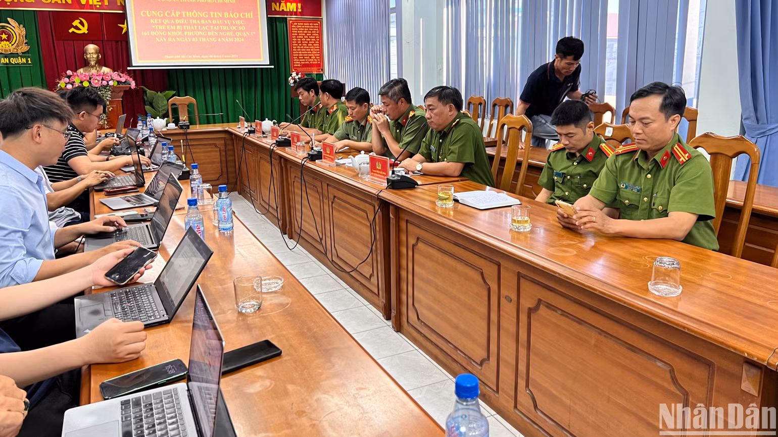 Công an quận 1 thông tin về công tác tìm kiếm hai cháu bé. Công an quận 1 thông tin về công tác tìm kiếm hai cháu bé.