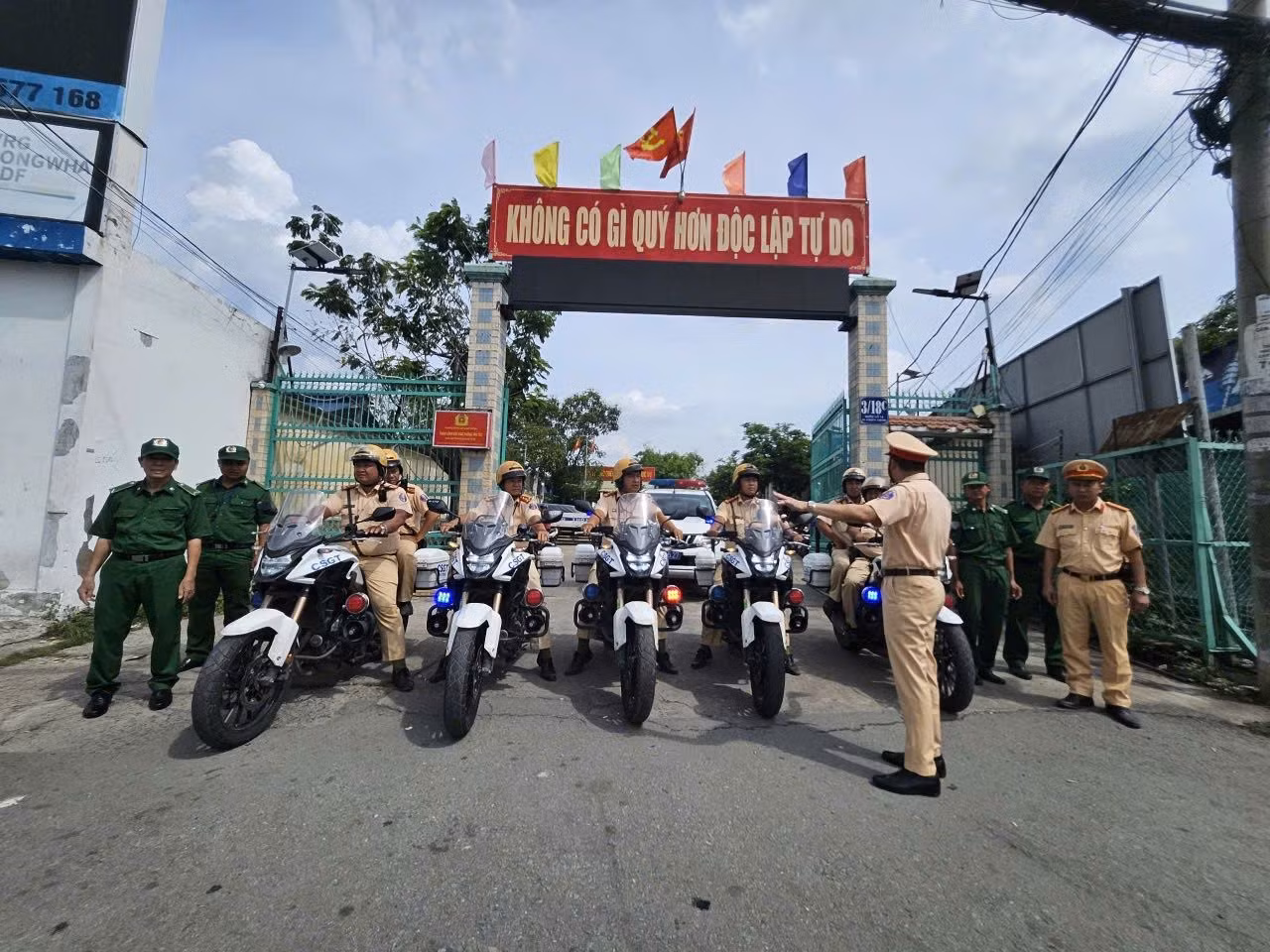 Các cán bộ, chiến sĩ Cảnh sát giao thông đồng loạt ra quân bảo đảm an toàn trật tự giao thông chiều 30/8