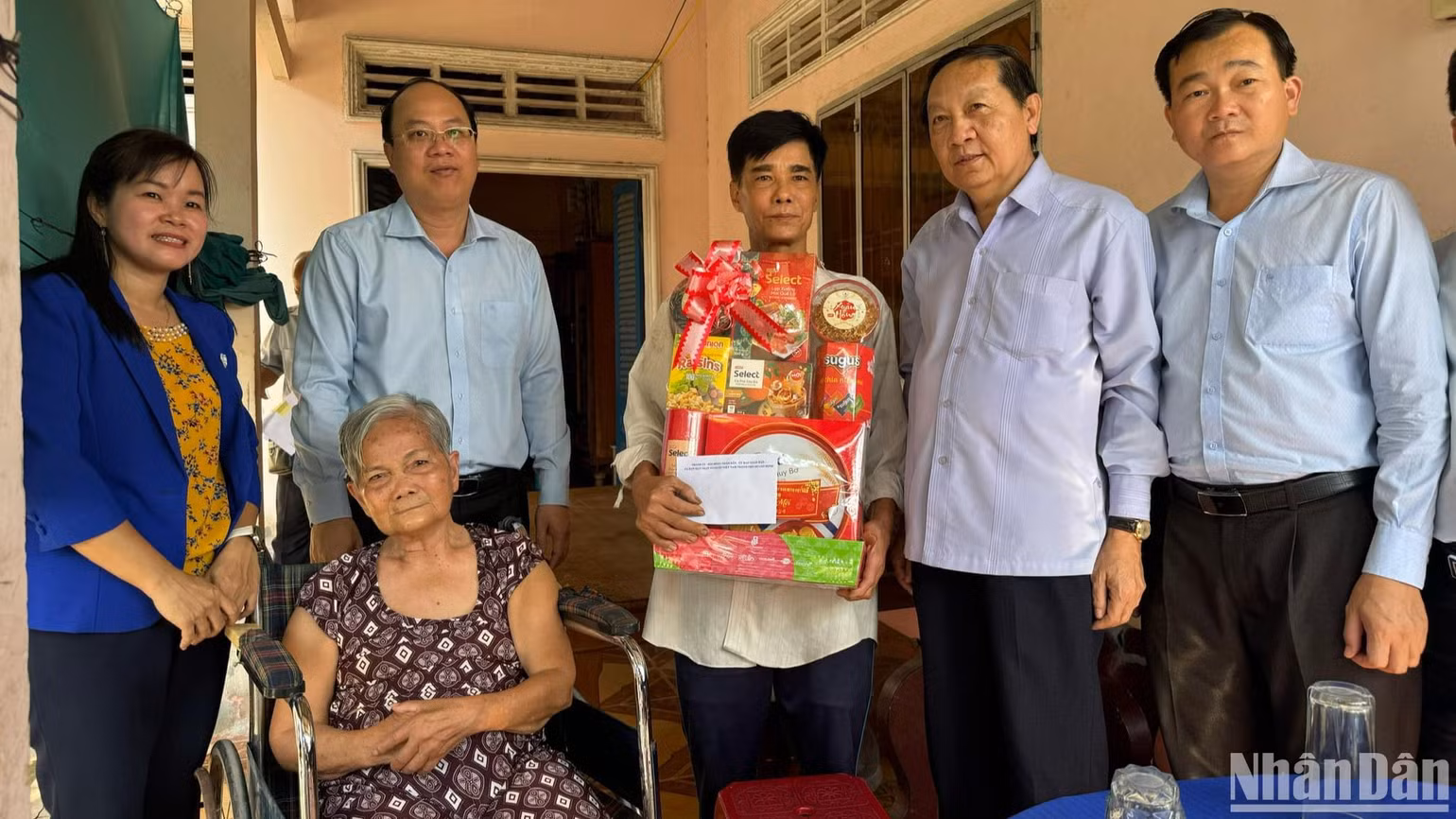 Lãnh đạo Thành phố thăm, chúc Tết người dân.