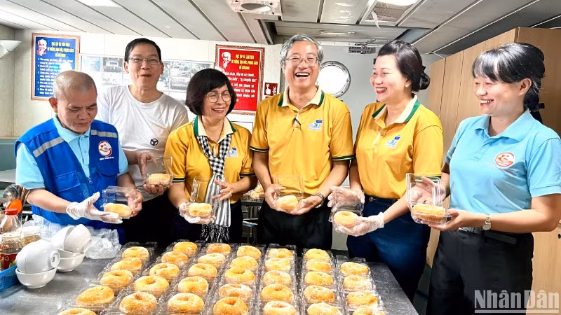 Quân và dân Thành phố Hồ Chí Minh làm bánh trên tàu KN290 gửi tặng các cán bộ, chiến sĩ và nhân dân các đảo trên hải trình đi qua.