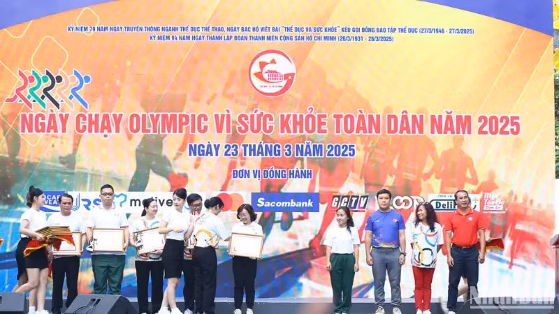 Ủy ban nhân dân Thành phố Hồ Chí Minh tặng Bằng khen các tập thể và cá nhân có đóng góp tích cực trong công tác tổ chức Ngày chạy Olympic.