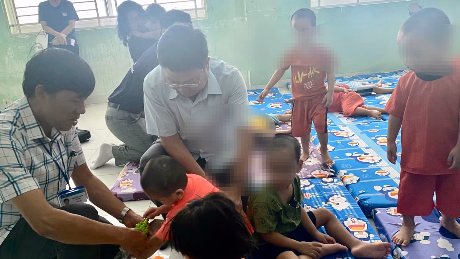 Lãnh đạo Sở Lao động, Thương binh và Xã hội Thành phố Hồ Chí Minh thăm các trẻ sau khi các bé được đưa về cơ sở mới. (Ảnh: QUÝ HIỀN) Lãnh đạo Sở Lao động, Thương binh và Xã hội Thành phố Hồ Chí Minh thăm các trẻ sau khi các bé được đưa về cơ sở mới. (Ảnh: QUÝ HIỀN)