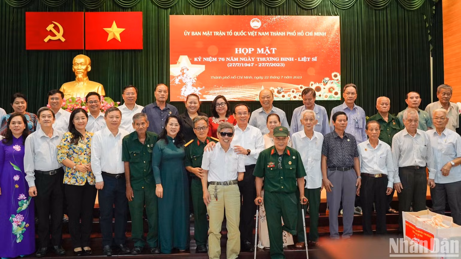 Bí thư Thành ủy Thành phố Hồ Chí Minh Nguyễn Văn Nên chụp hình lưu niệm cùng các thương binh, bệnh binh và đại diện gia đình chính sách. Bí thư Thành ủy Thành phố Hồ Chí Minh Nguyễn Văn Nên chụp hình lưu niệm cùng các thương binh, bệnh binh và đại diện gia đình chính sách.