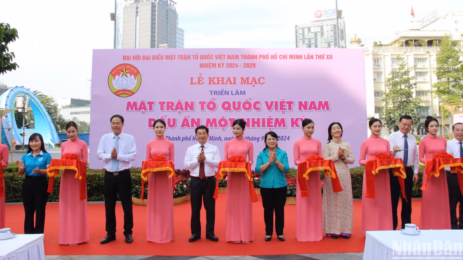 Các đại biểu cắt băng khai mạc triển lãm ảnh. Các đại biểu cắt băng khai mạc triển lãm ảnh.