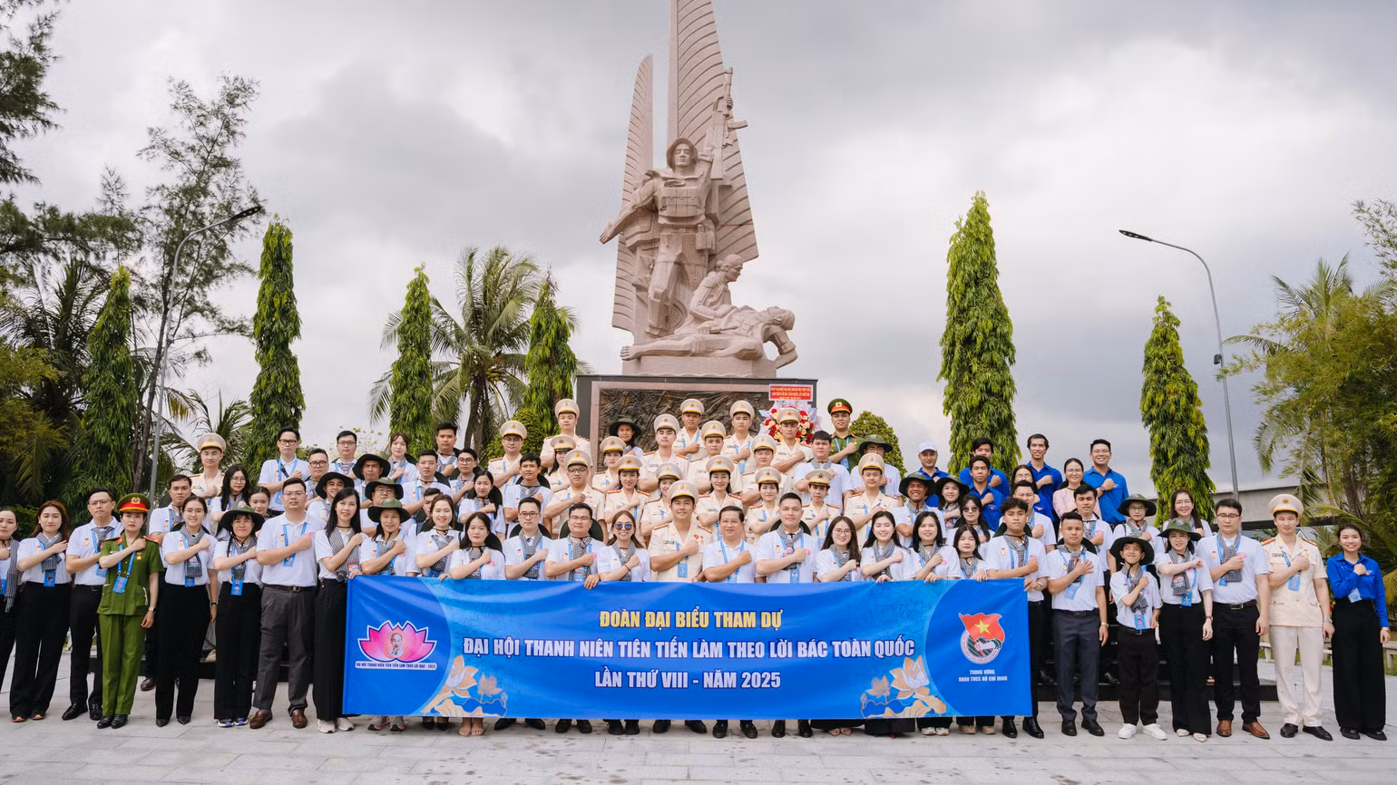 Các đại biểu tham gia một hoạt động về nguồn tại huyện Bình Chánh.