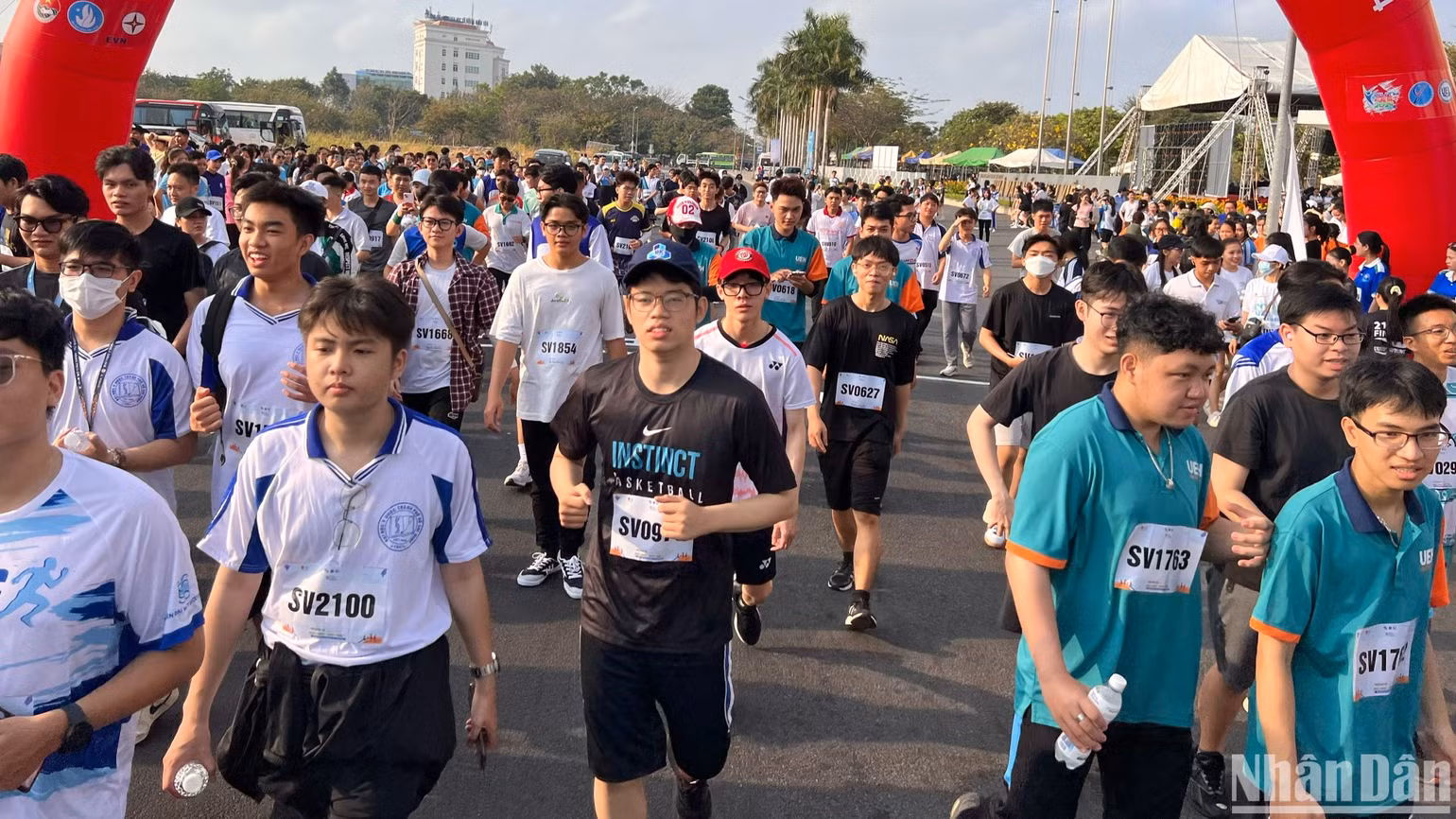 Sinh viên, thanh niên công nhân tại Thành phố Hồ Chí Minh chạy bộ hưởng ứng chiến dịch Giờ Trái đất và tuyên truyền tiết kiệm điện. Sinh viên, thanh niên công nhân tại Thành phố Hồ Chí Minh chạy bộ hưởng ứng chiến dịch Giờ Trái đất và tuyên truyền tiết kiệm điện.