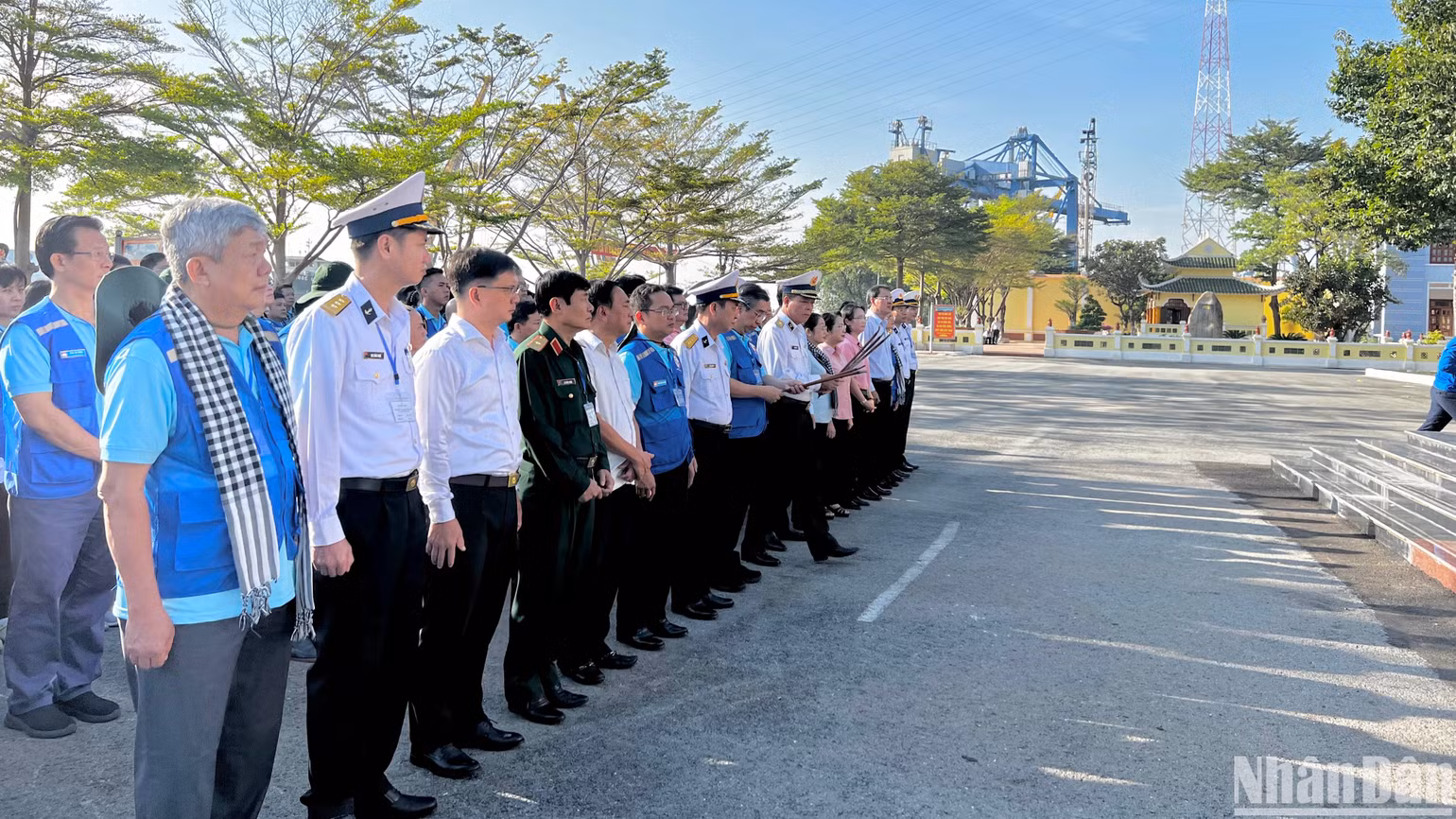 Các đại biểu dâng hương, dâng hoa trước tượng đài các Anh hùng liệt sĩ Đoàn tàu Không số Lữ đoàn 125. Các đại biểu dâng hương, dâng hoa trước tượng đài các Anh hùng liệt sĩ Đoàn tàu Không số Lữ đoàn 125.
