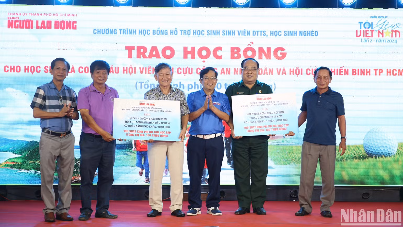 Ban tổ chức thực hiện trao hỗ trợ các hoạt động an sinh xã hội tại gala tổng kết