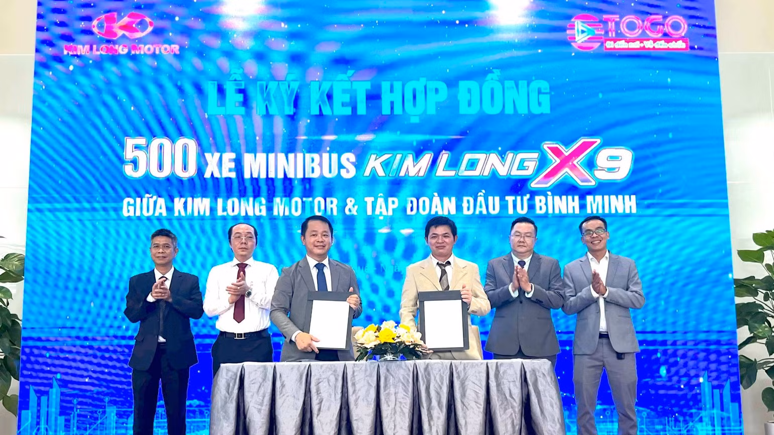 Đại diện Công ty cổ phần Kim Long Motor Huế và Tập đoàn Bình Minh ký kết hợp đồng thương mại 500 xe Kim Long X9. Đại diện Công ty cổ phần Kim Long Motor Huế và Tập đoàn Bình Minh ký kết hợp đồng thương mại 500 xe Kim Long X9.