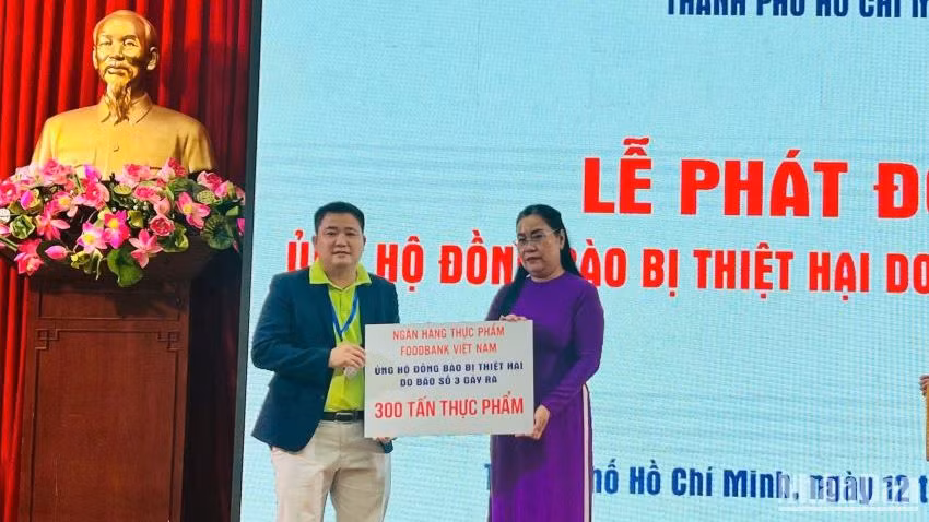Ngân hàng thực phẩm Việt Nam trao hỗ trợ thực phẩm chung tay khắc phục đời sống của người dân các tỉnh miền bắc sau cơn bão số 3. Ngân hàng thực phẩm Việt Nam trao hỗ trợ thực phẩm chung tay khắc phục đời sống của người dân các tỉnh miền bắc sau cơn bão số 3.