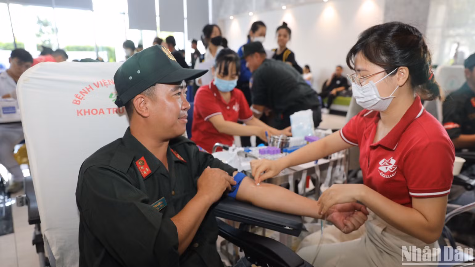 Cán bộ, chiến sĩ cảnh sát cơ động tham gia hiến máu nhân đạo.