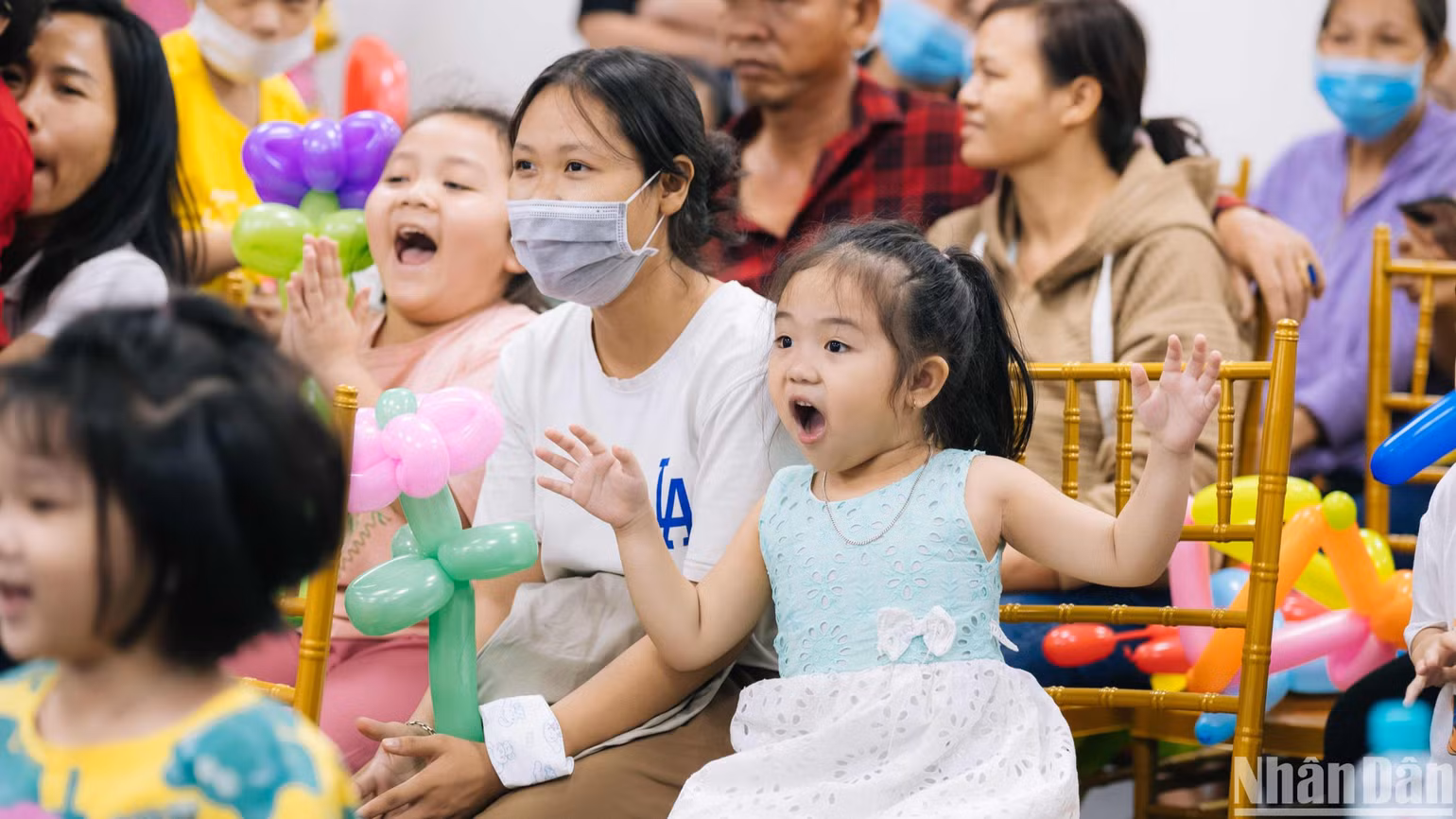 Các em nhỏ cùng vui chơi các hoạt động vui nhộn tại chương trình.