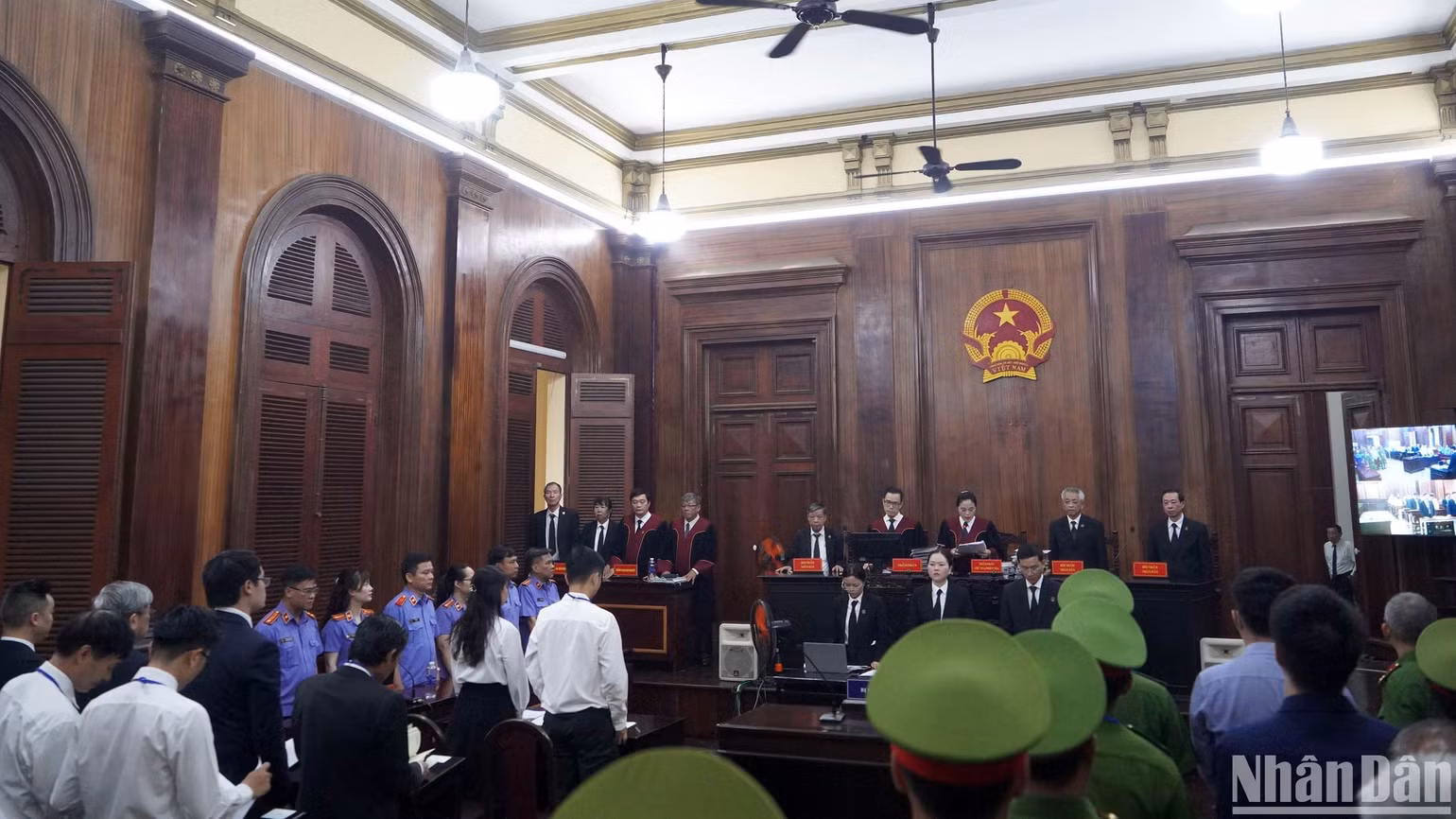 Hội đồng xét xử đọc các quyết định tại phiên tòa. (Ảnh: THẾ ANH) Hội đồng xét xử đọc các quyết định tại phiên tòa. (Ảnh: THẾ ANH)