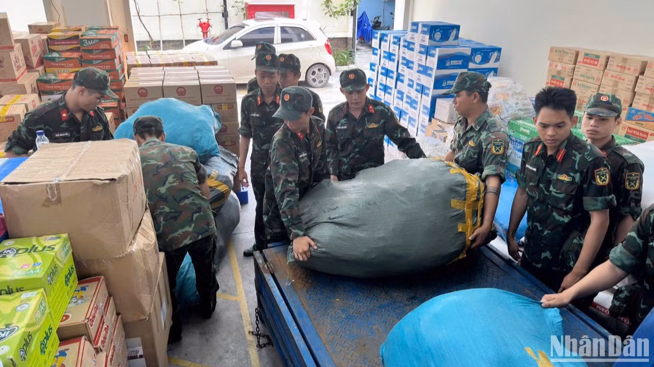 Bộ đội sắp xếp, phân bổ hàng cứu trợ để vận chuyển ra các tỉnh miền bắc. Bộ đội sắp xếp, phân bổ hàng cứu trợ để vận chuyển ra các tỉnh miền bắc.