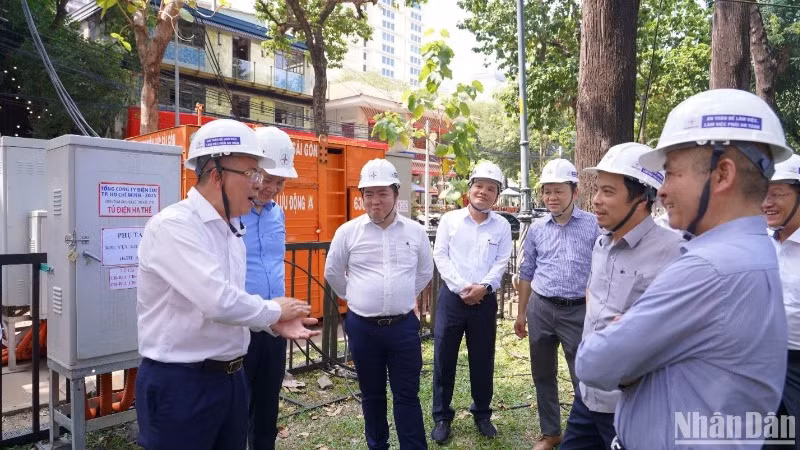 Ông Nguyễn Văn Thanh, Tổng Giám đốc EVNHCMC (bìa trái) báo cáo với lãnh đạo Tập đoàn và đoàn công tác khi kiểm tra ngoài hiện trường.