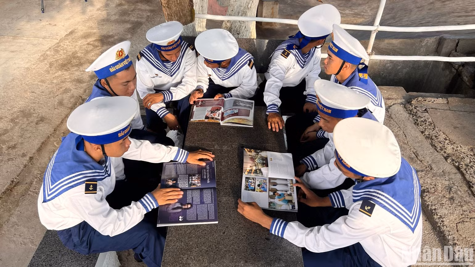 Chiến sĩ sinh hoạt trên đảo Cô Lin.