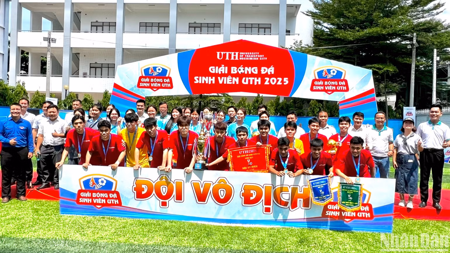 Lãnh đạo, giảng viên nhà trường chụp hình cùng các sinh viên tham gia giải bóng đá sinh viên UTH 2025. Lãnh đạo, giảng viên nhà trường chụp hình cùng các sinh viên tham gia giải bóng đá sinh viên UTH 2025.
