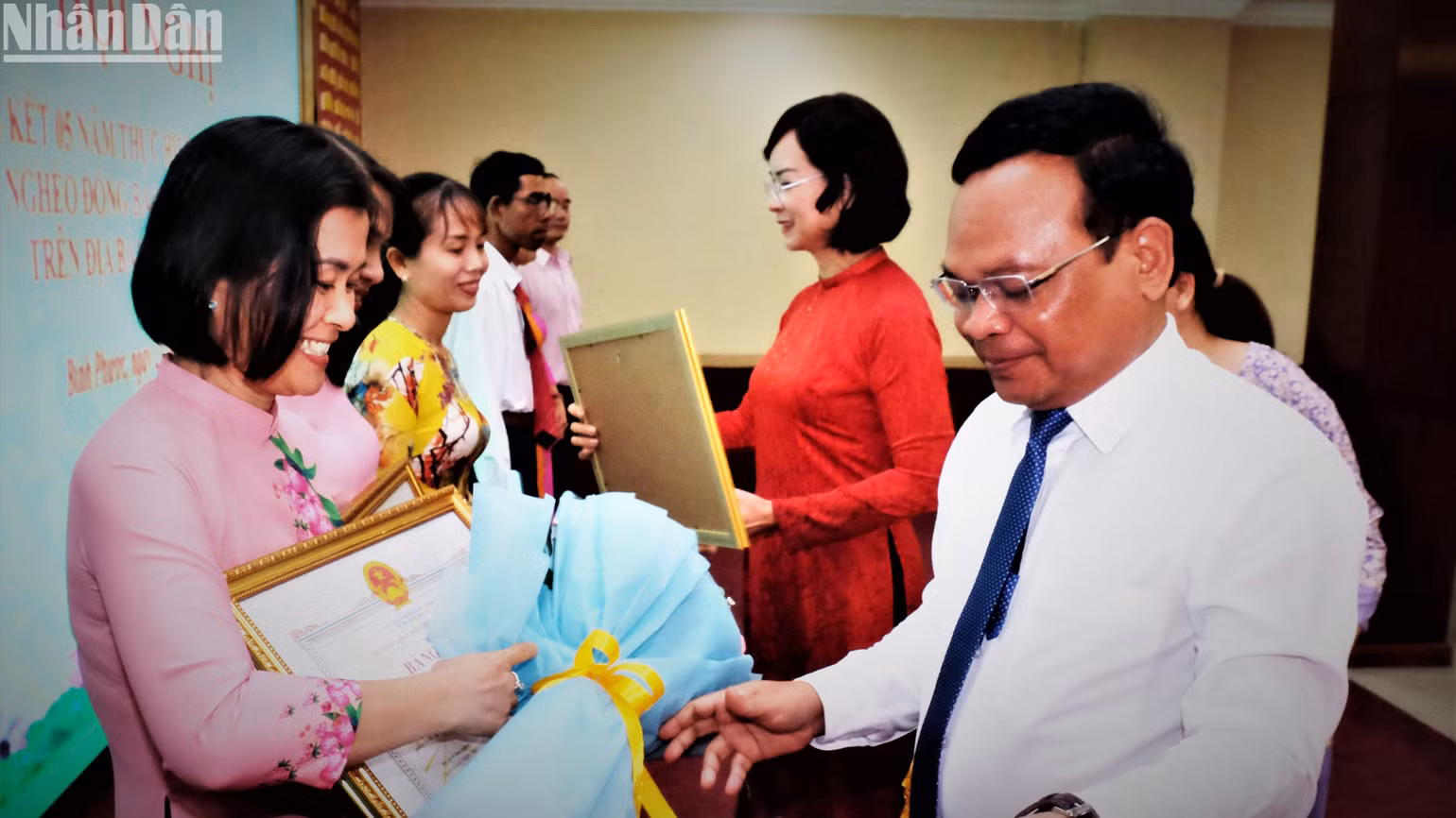 Lãnh đạo tỉnh Bình Phước tặng bằng khen cho các cá nhân thực hiện tốt công tác giảm nghèo. Lãnh đạo tỉnh Bình Phước tặng bằng khen cho các cá nhân thực hiện tốt công tác giảm nghèo.