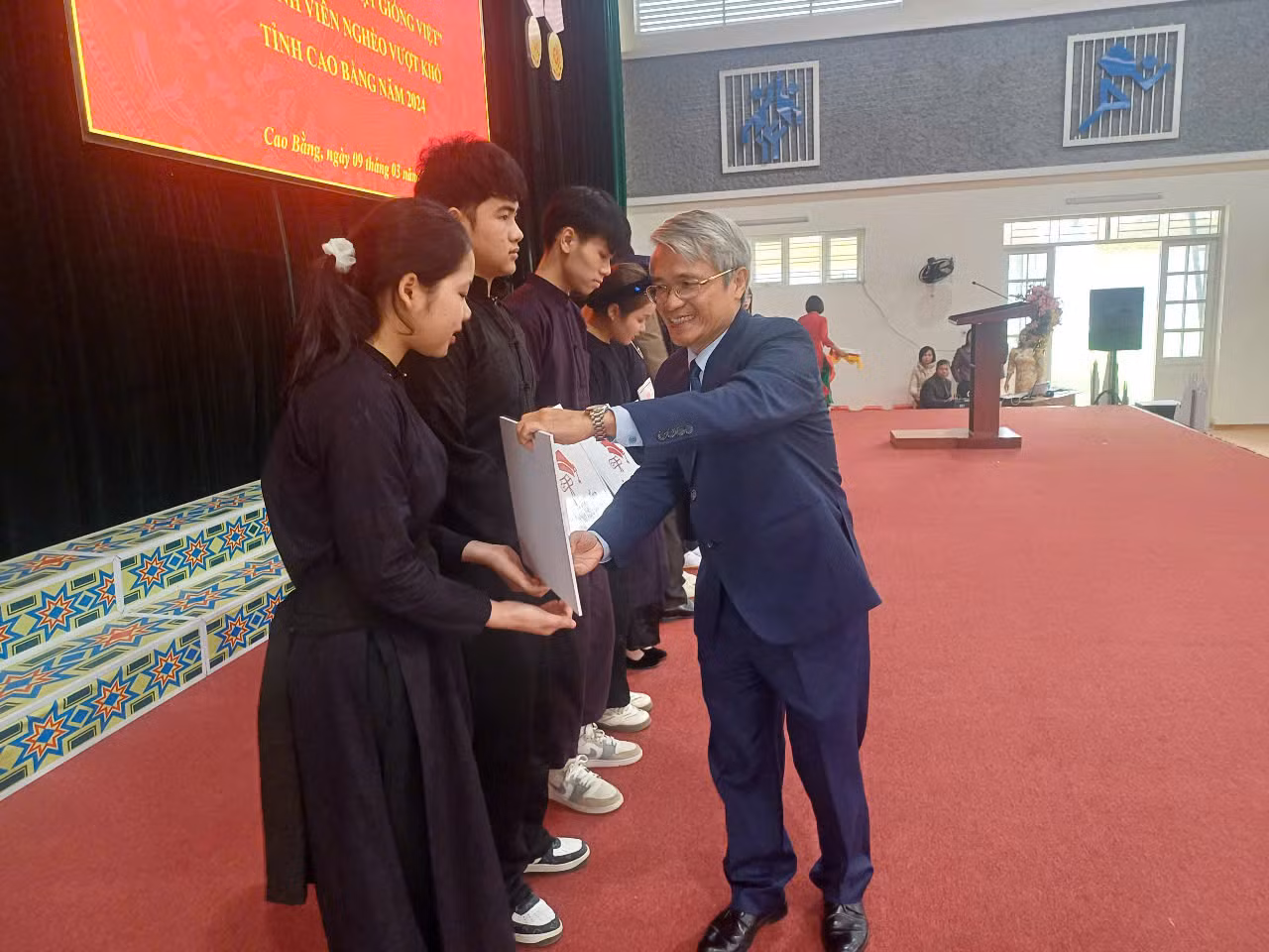 Đại diện Quỹ Hạt giống Việt (Báo Nhân Dân) trao học bổng cho các sinh viên. Đại diện Quỹ Hạt giống Việt (Báo Nhân Dân) trao học bổng cho các sinh viên.