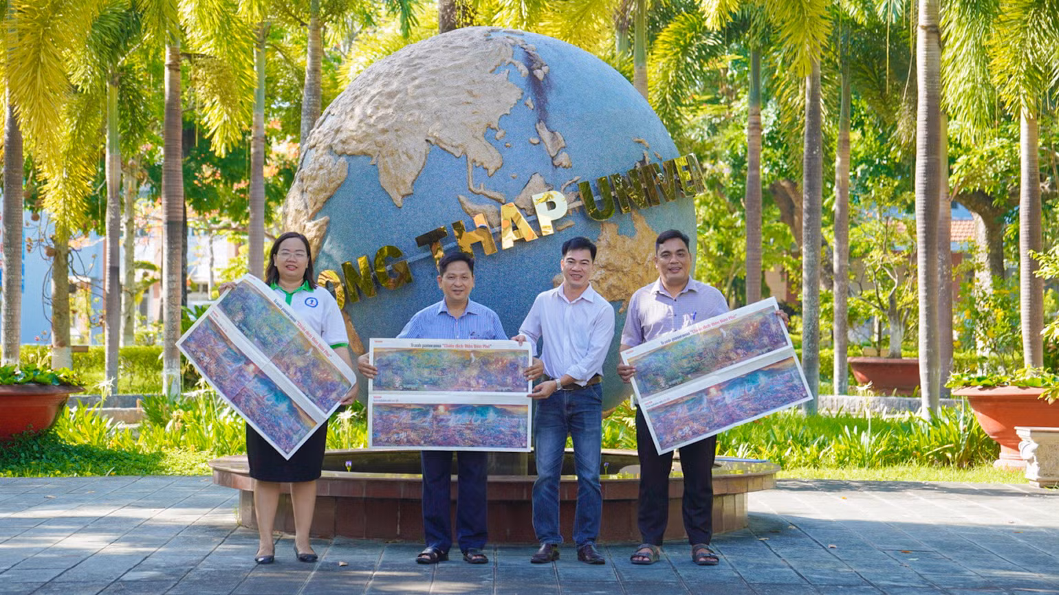 Đại diện Trường đại học Đồng Tháp nhận tranh. Đại diện Trường đại học Đồng Tháp nhận tranh.