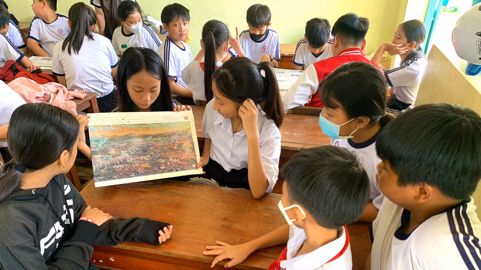Do số lượng nhận có hạn nên các em học sinh Trường tiểu học Mỹ Ngãi đã cùng nhau trải nghiệm trên 1 tờ tranh. Do số lượng nhận có hạn nên các em học sinh Trường tiểu học Mỹ Ngãi đã cùng nhau trải nghiệm trên 1 tờ tranh.