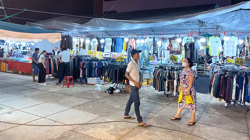 Khách tham quan hội chợ. Khách tham quan hội chợ.
