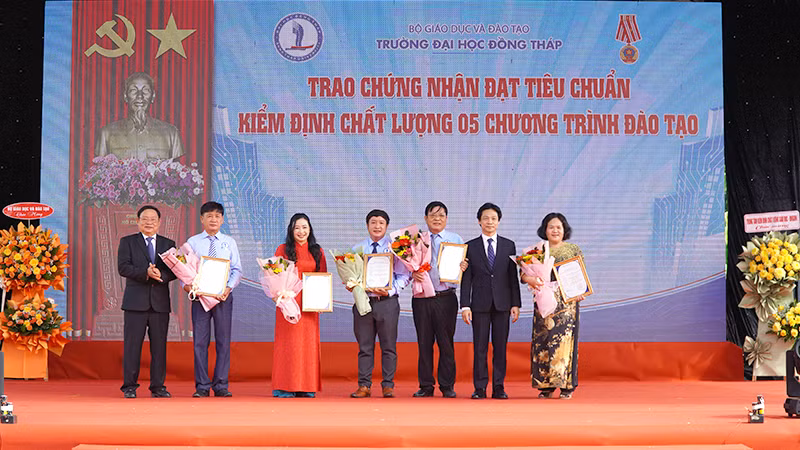 Trao chứng nhận đạt tiêu chuẩn kiểm định chất lượng 5 Chương trình đào tạo. (Ảnh: HỮU NGHĨA) Trao chứng nhận đạt tiêu chuẩn kiểm định chất lượng 5 Chương trình đào tạo. (Ảnh: HỮU NGHĨA)