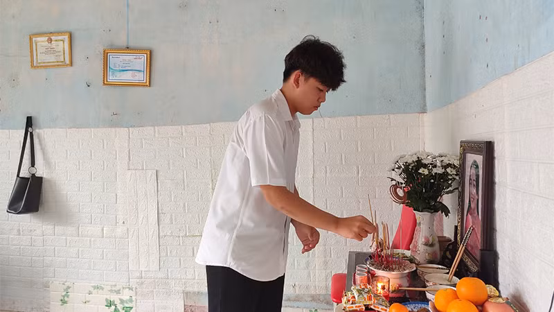 Em Hồ Minh Khang thắp hương viếng mẹ. Em Hồ Minh Khang thắp hương viếng mẹ.