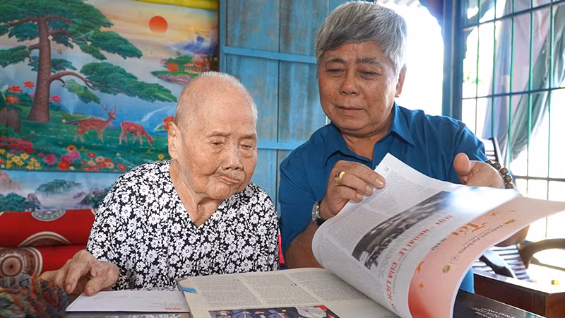 Đồng chí Dương Hồng Lâm, Phó Trưởng Cơ quan Thường trực Báo Nhân Dân tại Cần Thơ cùng mẹ Việt Nam Anh hùng Nguyễn Thị Dãnh đọc báo xuân Nhân Dân 2024. (Ảnh: HỮU NGHĨA) Đồng chí Dương Hồng Lâm, Phó Trưởng Cơ quan Thường trực Báo Nhân Dân tại Cần Thơ cùng mẹ Việt Nam Anh hùng Nguyễn Thị Dãnh đọc báo xuân Nhân Dân 2024. (Ảnh: HỮU NGHĨA)