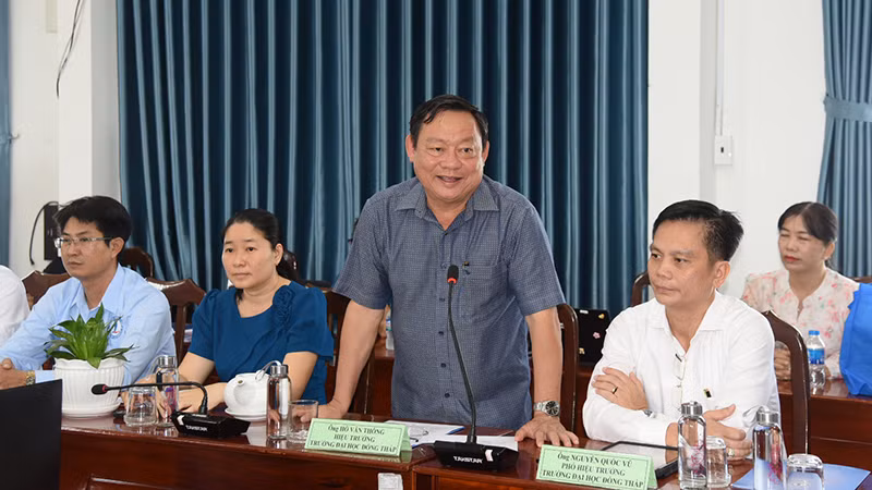 Tiến sĩ Hồ Văn Thống, Hiệu trưởng Trường đại học Đồng Tháp phát biểu tại buổi làm việc. Tiến sĩ Hồ Văn Thống, Hiệu trưởng Trường đại học Đồng Tháp phát biểu tại buổi làm việc.