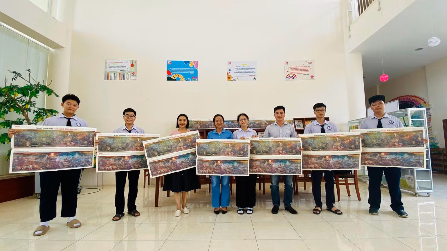 Trưởng Văn phòng đại diện Báo Nhân Dân tại Đồng Tháp và Giám đốc Thư viện Tỉnh Đồng Tháp trao tặng tranh đến bạn đọc. Trưởng Văn phòng đại diện Báo Nhân Dân tại Đồng Tháp và Giám đốc Thư viện Tỉnh Đồng Tháp trao tặng tranh đến bạn đọc.