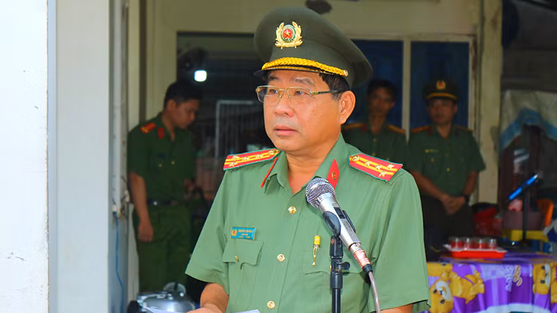 Đại tá Nguyễn Văn Hiểu phát biểu tại buổi lễ trao Bằng “Tổ quốc ghi công”. Đại tá Nguyễn Văn Hiểu phát biểu tại buổi lễ trao Bằng “Tổ quốc ghi công”.