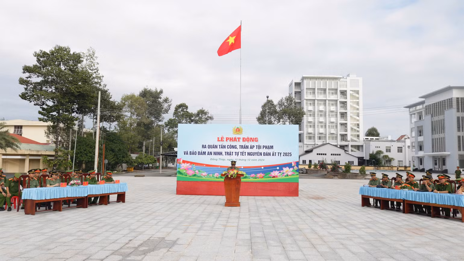Đại tá Nguyễn Văn Hiểu, Giám đốc Công an tỉnh Đồng Tháp chỉ đạo công an các đơn vị, địa phương thực hiện quyết liệt các biện pháp trong đợt cao điểm. (Ảnh: PHƯỚC THANH)