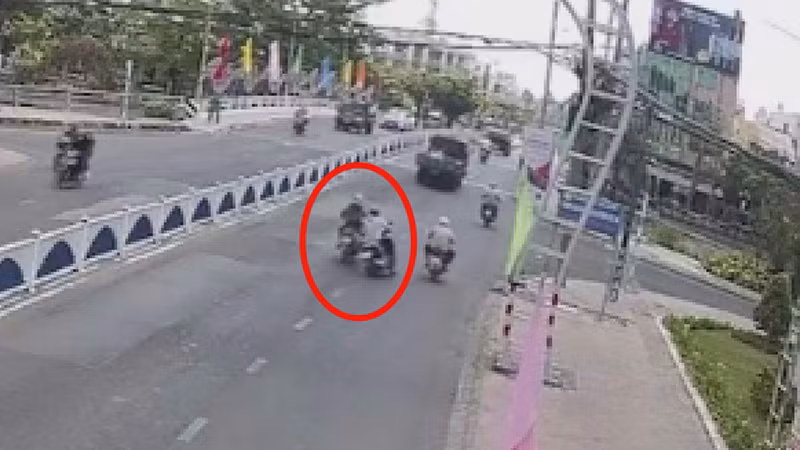Đối tượng Nguyễn Hải Sơn (bên trái) tấn công, đạp ngã người nữ tại địa bàn phường 4, thành phố Cao Lãnh.