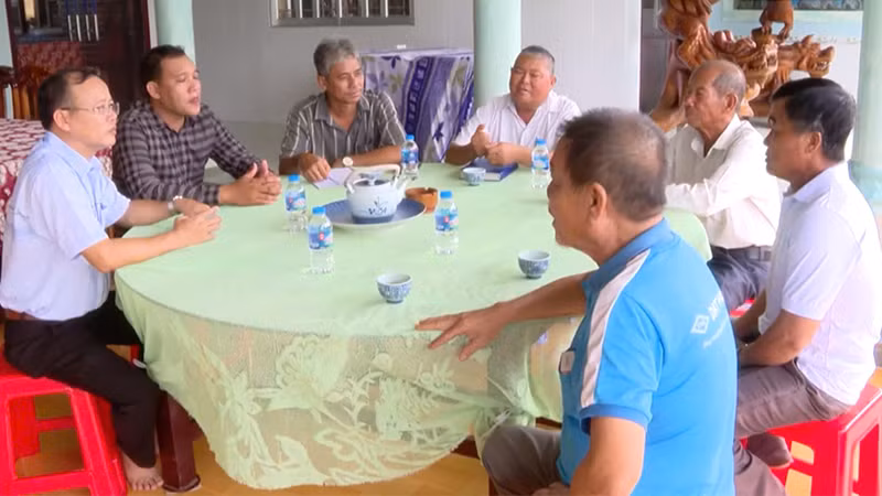 Lãnh đạo Ủy ban nhân dân xã Láng Biển, huyện Tháp Mười gặp gỡ, trò chuyện với các thành viên Thuận Phát Hội quán. Lãnh đạo Ủy ban nhân dân xã Láng Biển, huyện Tháp Mười gặp gỡ, trò chuyện với các thành viên Thuận Phát Hội quán.