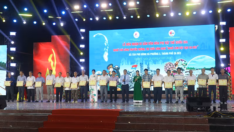 Tặng Giấy khen cho 2 tập thể, 14 hộ gia đình và 6 cá nhân có thành tích đóng góp trong công tác giữ gìn, bảo tồn và phát triển “Nghề làm bột gạo Sa Đéc.