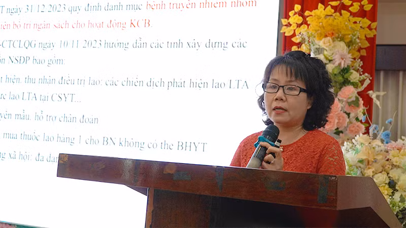Bác sĩ Trương Thị Thanh Huyền, đại diện Bệnh viện Phổi Trung ương phát biểu tại hội nghị. (Ảnh: HỮU NGHĨA)