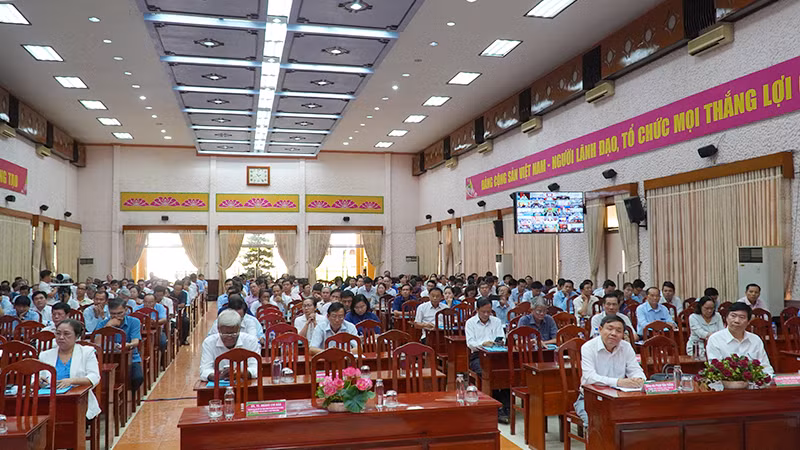 Đại biểu dự hội nghị tại điểm cầu tỉnh. Ảnh: HỮU NGHĨA