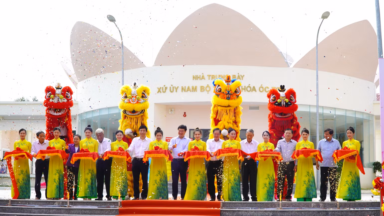 Đại biểu thực hiện nghi thức cắt băng khánh thành Nhà trưng bày. (Ảnh: HỮU NGHĨA) Đại biểu thực hiện nghi thức cắt băng khánh thành Nhà trưng bày. (Ảnh: HỮU NGHĨA)