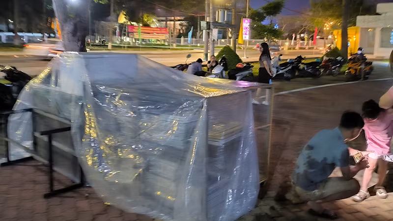 Đơn vị dựng tiểu cảnh chụp ảnh ngang nhiên đặt các tủ, bàn trên lối đi lại của các bé tại công viên.