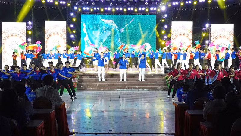 Một tiết mục văn nghệ tại chương trình. Một tiết mục văn nghệ tại chương trình.