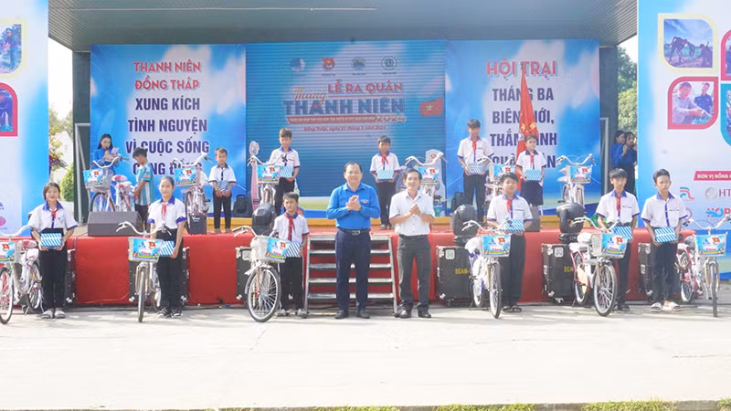 Trao tặng xe đạp đến học sinh.