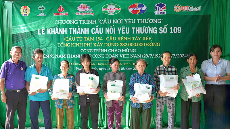 Tặng quà cho hộ gia đình khó khăn và hộ gia đình chính sách tại xã Phương Thịnh, huyện Cao Lãnh.