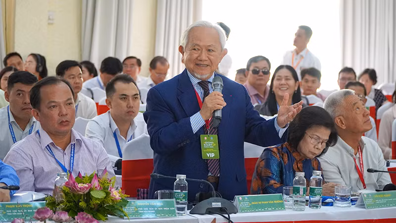 Giáo sư Phan Văn Trường trình bày ý kiến và phát biểu đề xuất tại diễn đàn. (Ảnh: HỮU NGHĨA)
