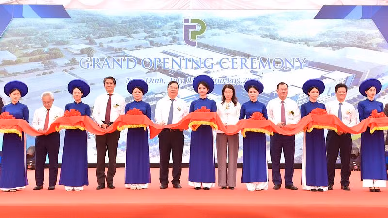 Các đại biểu cắt băng khánh thành Nhà máy dệt nhuộm Top Textiles.