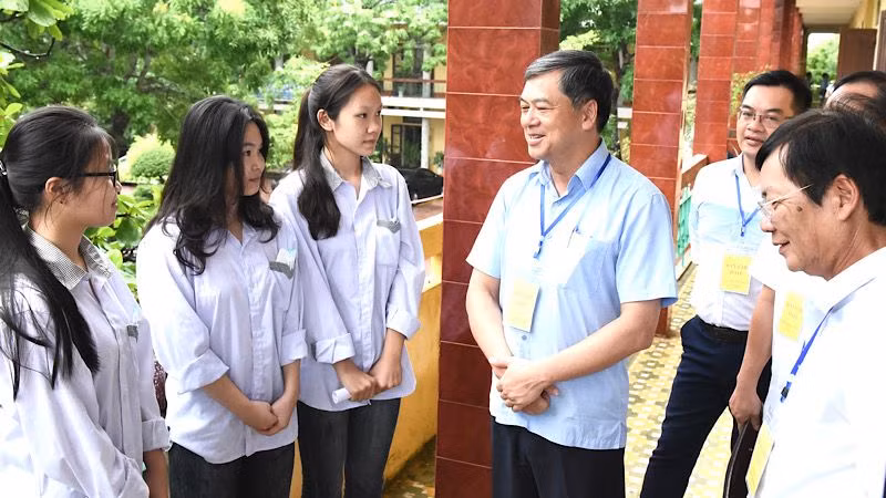 Phó Chủ tịch Ủy ban nhân dân tỉnh, Trưởng Ban Chỉ đạo thi tốt nghiệp Trung học phổ thông năm 2024 tỉnh Nam Định Trần Lê Đoài động viên thí sinh trước giờ thi. Phó Chủ tịch Ủy ban nhân dân tỉnh, Trưởng Ban Chỉ đạo thi tốt nghiệp Trung học phổ thông năm 2024 tỉnh Nam Định Trần Lê Đoài động viên thí sinh trước giờ thi.