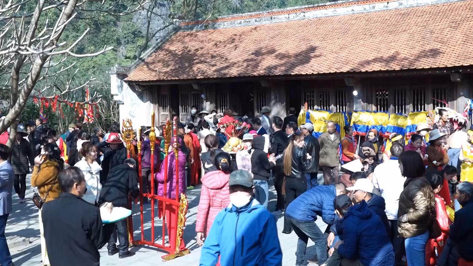 Đông đảo nhân dân và du khách đến tham quan, chiêm bái tại Động Hoa Lư, huyện Gia Viễn, tỉnh Ninh Bình. Đây là nơi gắn liền với những bước đầu trong sự nghiệp thống nhất giang sơn của vua Đinh Tiên Hoàng.