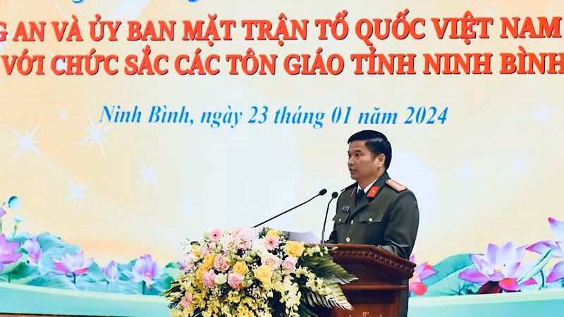 Đại tá Đặng Trọng Cường, Giám đốc Công an tỉnh Ninh Bình phát biểu bày tỏ mong muốn tiếp tục nhận được sự quan tâm, phối hợp của các vị chức sắc, tín đồ các tôn giáo để lực lượng Công an tỉnh Ninh Bình tiếp tục hoàn thành xuất sắc nhiệm vụ được giao. Ảnh: XUÂN TRƯỜNG